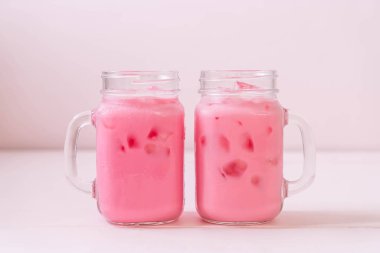 pembe çilek milkshake