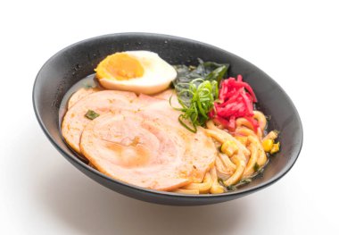 Baharatlı miso udon ramen noodle domuz eti ile