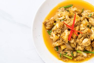 köri tozu ile kızartılmış Yengeç