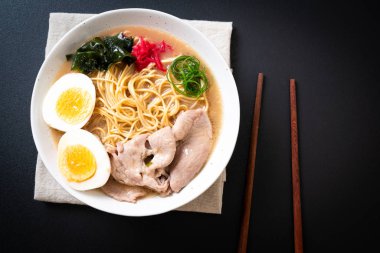 domuz eti ve yumurta ile TONKOTSU ramen erişte