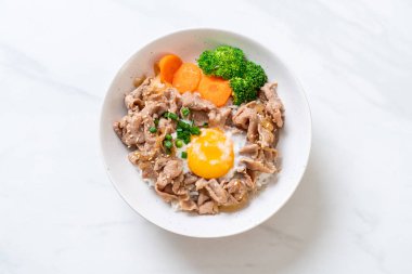 Donburi, domuz eti Pilav kasesi onsen yumurta ve sebze ile