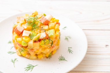 Yengeç sopa (elma, Mısır, papaya, pineappl ile karışık meyve salatası