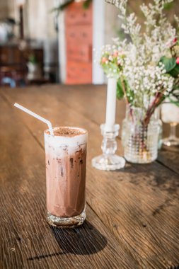 kafede çikolatalı buzlu cam