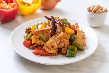 Cevizli kızarmış tavuk. 