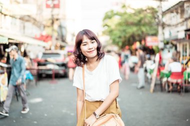 Mutlu ve güzel Asyalı kadın Khao Sarn Road, Tha seyahat
