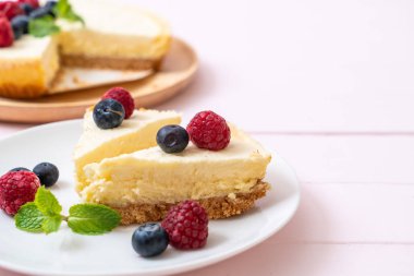 Ahududu ve yaban mersini ile ev yapımı cheesecake 