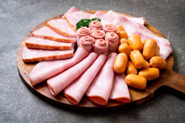 pastırma, sosis, jambon füme ve Barbekü domuz pastırması