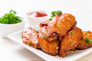 Barbekü tavuk kanatları beyaz susam ile