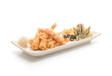 karides tempura (hırpalanmış kızarmış karides) beyaz arka plan üzerinde