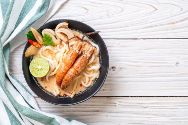 Baharatlı karides udon ramen noodle (Tom Yum Goong)