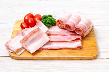 Çiğ domuz pastırma dilimlenmiş