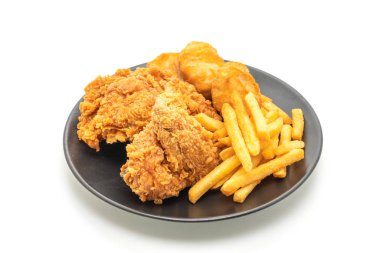 kızarmış tavuk patates kızartması ve nuggets yemek (abur cubur ve 