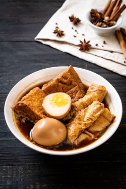 kahverengi sosu veya tatlı sos haşlanmış yumurta