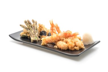 karides tempura (hırpalanmış kızarmış karides) beyaz arka plan üzerinde
