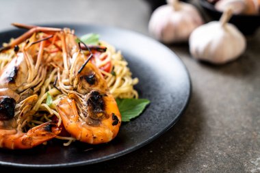 ızgara karides ve domates ile tavada kızartılmış spagetti