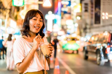 Genç Asyalı kadın Traveler, Bangkok, T China Town Manzaralı
