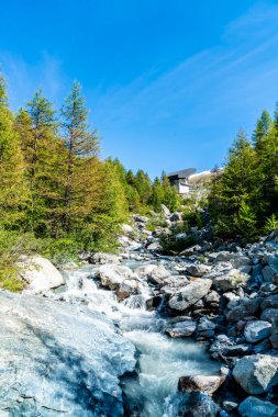 Zermatt, İsviçre dağ şelale.