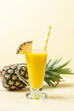 taze ananas güler yüzlü cam ahşap masa üzerinde