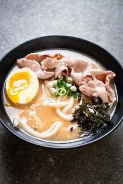 Udon ramen noodle ile domuz çorbası 