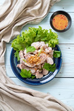 Haşlanmış balık dip sos ile