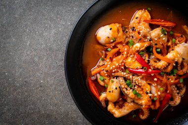 tavada kızartılmış ahtapot veya kalamar Kore baharatlı hamur (osam bulgog ile