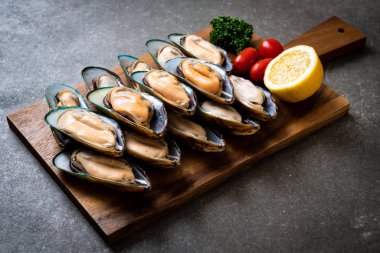 Ahşap tahta üzerinde taze midye