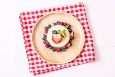 taze çilek ve yaban mersini ile yoğurt puding