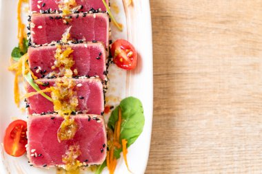 Taze orkinos baharatlı salata sosu ile ham