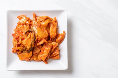 kimchi ile tavada kızartılmış domuz eti