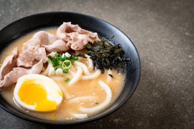 Udon ramen noodle ile domuz çorbası 