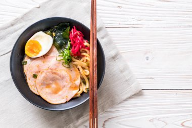 Baharatlı miso udon ramen noodle domuz eti ile