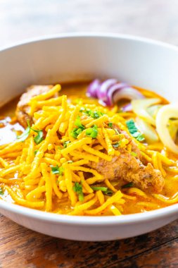 Tayland Kuzey tarzı Curried tavuk şehriye çorbası 