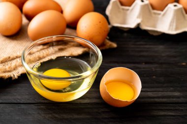 Yumurta ile bir kırık kahverengi ve yumurta sarısı