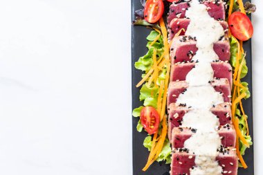 Taze orkinos çiğ sebze salatası ve sos ile