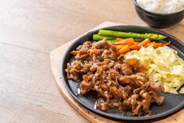 sıcak plaka üzerinde domuz biftek dilimlenmiş 