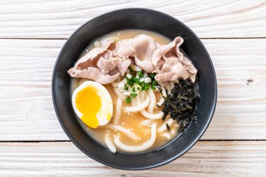 Udon ramen noodle ile domuz çorbası 