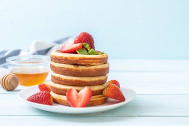 Taze çilek ile gözleme