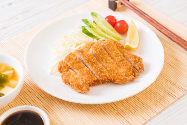 Japon derin kızarmış domuz pirzola (tonkatsu kümesi)