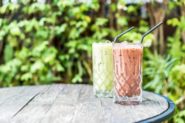 buzlu çikolata ve matcha yeşil çay bardağı masanın üzerine