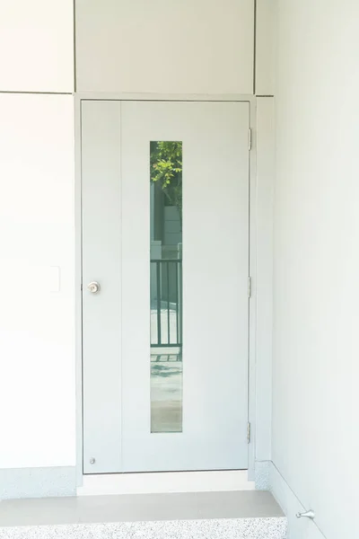 Λευκή πόρτα με τοίχο — Φωτογραφία Αρχείου