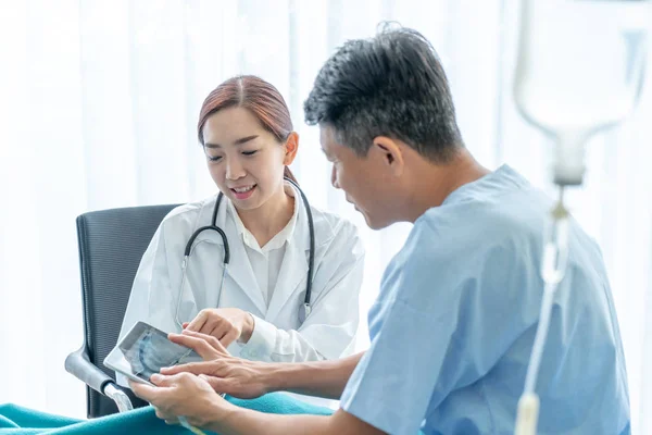 Asiática médico feminino e paciente sênior são consulta — Fotografia de Stock