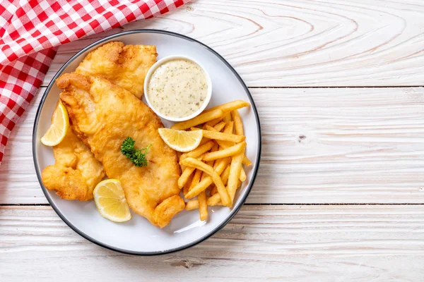 Kızartmalı balık ve patates kızartması.