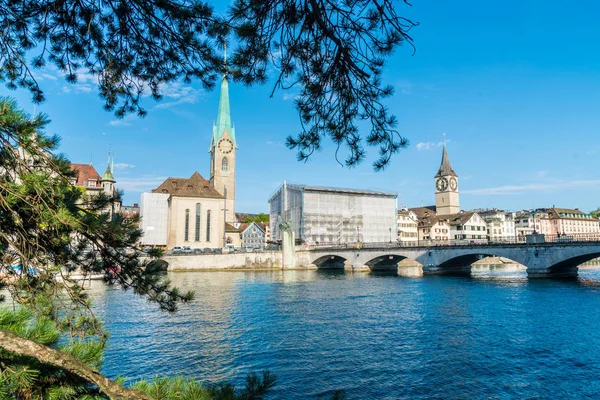 Zürcher Innenstadt mit berühmten Betrügern und Grossmünstern — Stockfoto