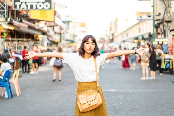 Happy en mooie Aziatische vrouw reizen op Khao Sarn Road, Tha — Stockfoto