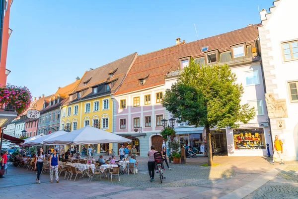 Füssen, deutschland - 28.08.2018: strassencafé in der füssener Altstadt — Stockfoto