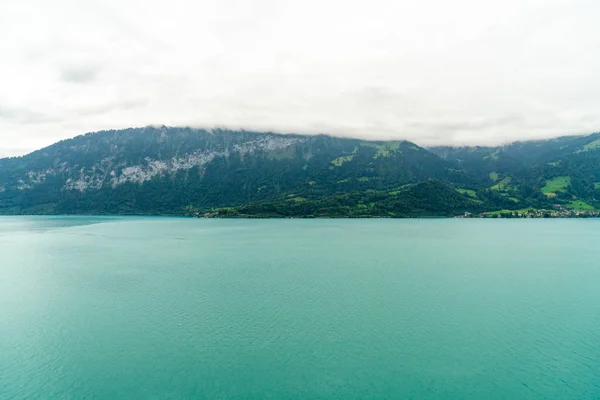 Thun Lake med overskyet - Stock-foto