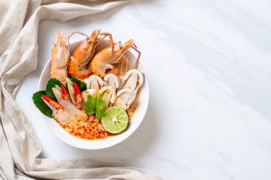 Baharatlı karides çorbası (Tom Yum Goong)