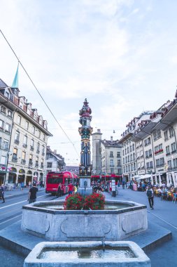 Bern, İsviçre - 23 Ağustos 2018: insanlar alışveriş sokak wi
