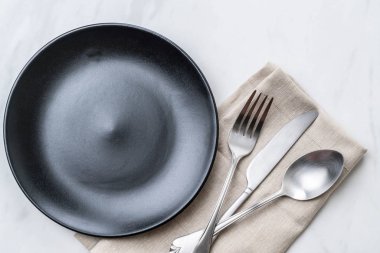 boş tabak kaşık çatal ve bıçak