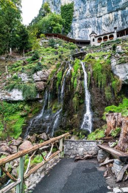 St. Beatus mağara ve şelaleler Thunersee, Sundlauenen, Swi yukarıda